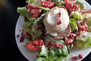 Salata cu branza calda de capra