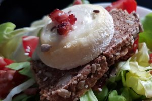 Salata cu branza calda de capra
