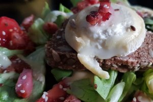 Salata cu branza calda de capra