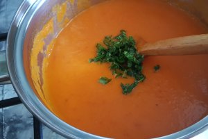Supa crema de rosii cu busuioc