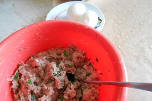 Mini rulada aperitiv, din carne tocata de porc