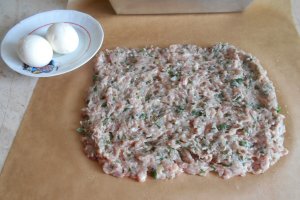 Mini rulada aperitiv, din carne tocata de porc