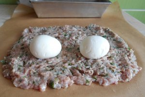 Mini rulada aperitiv, din carne tocata de porc