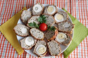 Mini rulada aperitiv, din carne tocata de porc