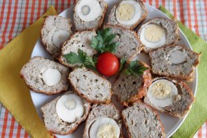 Mini rulada aperitiv, din carne tocata de porc