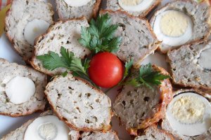 Mini rulada aperitiv, din carne tocata de porc