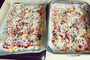 Pizza cu carnati chorizo si porumb