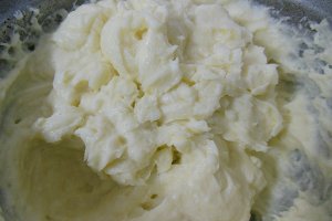 Desert tarta cu crema de lamaie si fructe de padure
