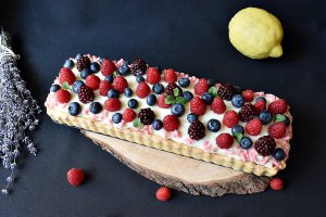Desert tarta cu crema de lamaie si fructe de padure
