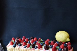 Desert tarta cu crema de lamaie si fructe de padure