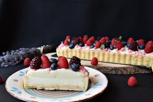 Desert tarta cu crema de lamaie si fructe de padure