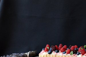 Desert tarta cu crema de lamaie si fructe de padure