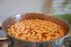 Supa de rosii cu taitei lenesi (turnatei)