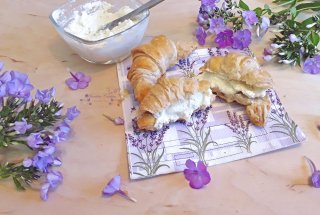Aperitiv mini croissante cu crema de branza