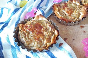 Aperitiv mini tarte cu drob de pui, in foietaj