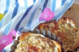 Aperitiv mini tarte cu drob de pui, in foietaj