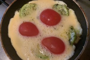 Mini omlete cu dovlecei si rosii cherry, cu sos de patrunjel si marar