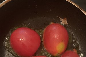 Mini omlete cu dovlecei si rosii cherry, cu sos de patrunjel si marar