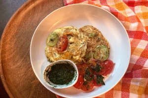 Mini omlete cu dovlecei si rosii cherry, cu sos de patrunjel si marar