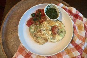 Mini omlete cu dovlecei si rosii cherry, cu sos de patrunjel si marar
