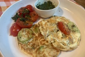 Mini omlete cu dovlecei si rosii cherry, cu sos de patrunjel si marar
