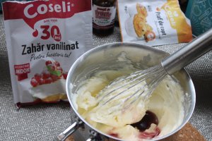 Desert briose cu ciocolata, mure si crema mascarpone