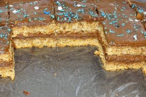 Desert prajitura cu crema de ciocolata si banane
