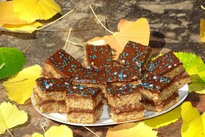 Desert prajitura cu crema de ciocolata si banane