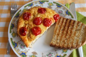 Aperitiv budinca sarata, cu ardei copti, telemea si rosii cherry