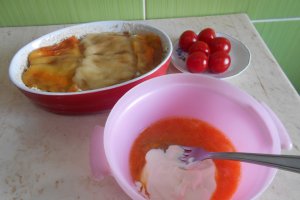 Aperitiv budinca sarata, cu ardei copti, telemea si rosii cherry