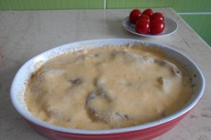 Aperitiv budinca sarata, cu ardei copti, telemea si rosii cherry