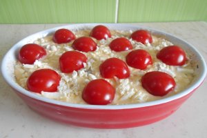 Aperitiv budinca sarata, cu ardei copti, telemea si rosii cherry