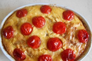 Aperitiv budinca sarata, cu ardei copti, telemea si rosii cherry
