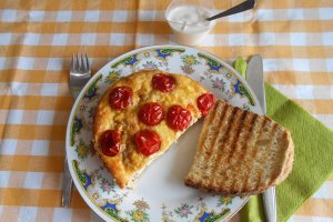 Aperitiv budinca sarata, cu ardei copti, telemea si rosii cherry