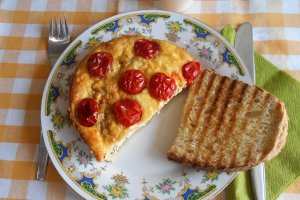 Aperitiv budinca sarata, cu ardei copti, telemea si rosii cherry