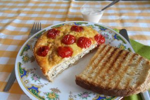 Aperitiv budinca sarata, cu ardei copti, telemea si rosii cherry