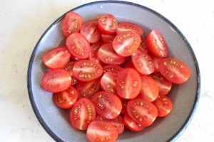 Salata picanta de rosii cherry, cu garnitura de cartofi