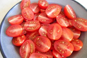 Salata picanta de rosii cherry, cu garnitura de cartofi