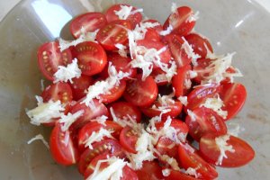 Salata picanta de rosii cherry, cu garnitura de cartofi