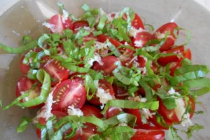 Salata picanta de rosii cherry, cu garnitura de cartofi
