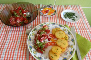 Salata picanta de rosii cherry, cu garnitura de cartofi