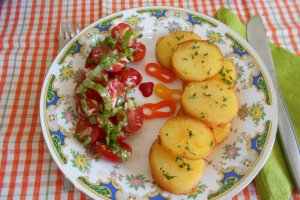 Salata picanta de rosii cherry, cu garnitura de cartofi