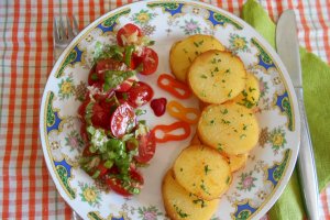 Salata picanta de rosii cherry, cu garnitura de cartofi