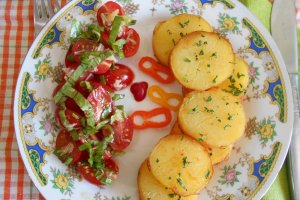 Salata picanta de rosii cherry, cu garnitura de cartofi