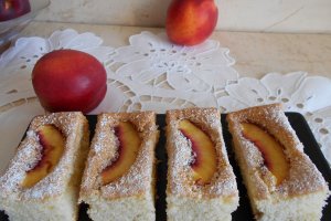 Desert pandispan pufos cu nectarine
