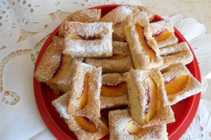 Desert pandispan pufos cu nectarine