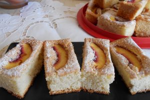 Desert pandispan pufos cu nectarine