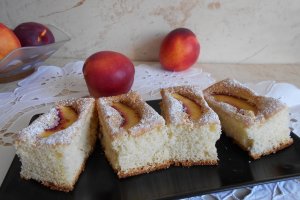 Desert pandispan pufos cu nectarine