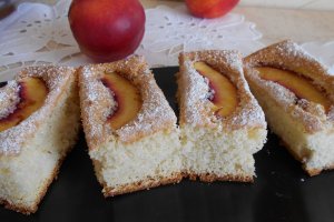 Desert pandispan pufos cu nectarine