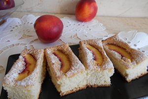 Desert pandispan pufos cu nectarine